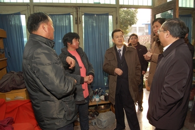 2011年春節前，公司董事長兼黨委書記潘建清親自到群益村村民家中走訪慰問